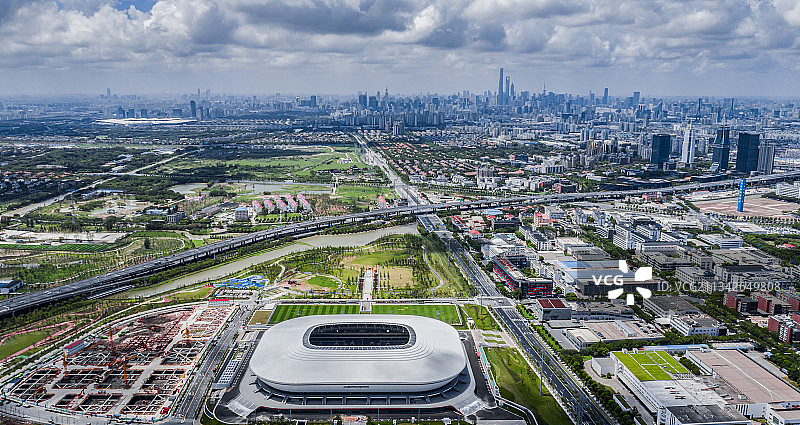 空中俯瞰即将竣工的上汽浦东足球场图片素材