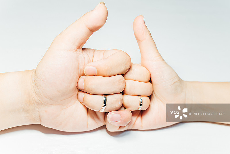 戴戒子的手图片素材