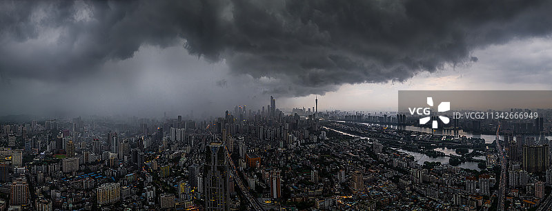 高视角下黄昏黑云压城、暴雨来袭的广州城区图片素材