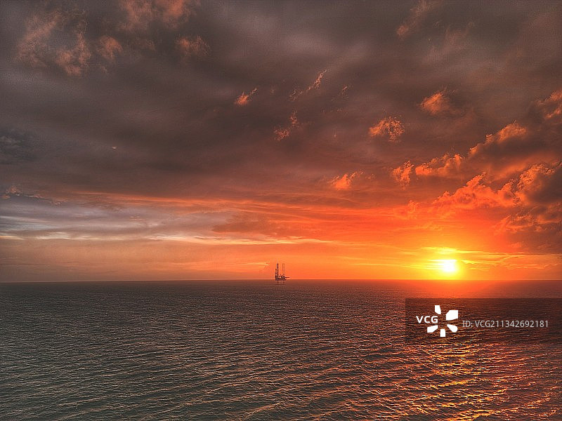 日落时，大海在戏剧性的天空下的风景图片素材