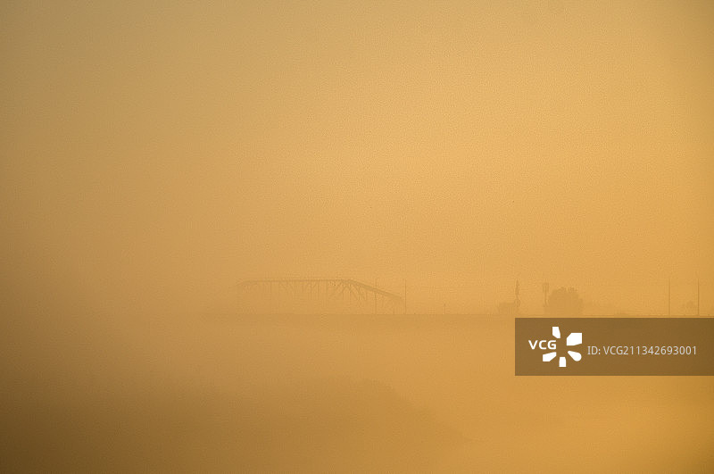 雾天白俄罗斯的田野风光图片素材