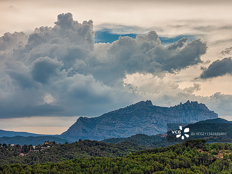蒙特塞拉特山脉风光图片素材