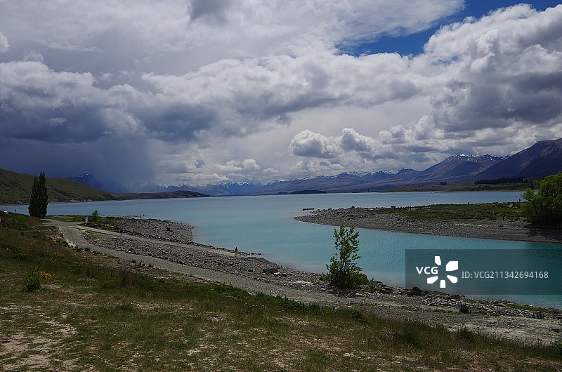 天空映衬下的湖景图片素材