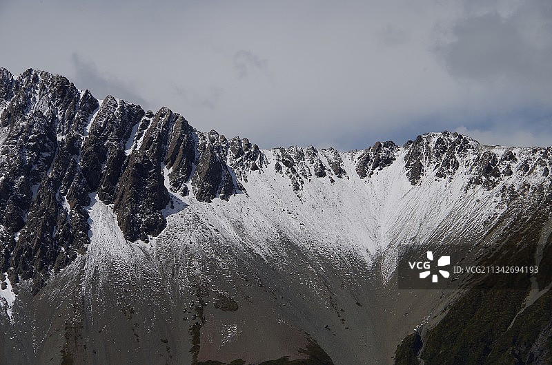 白雪皑皑的山在天空的衬托下的风景图片素材
