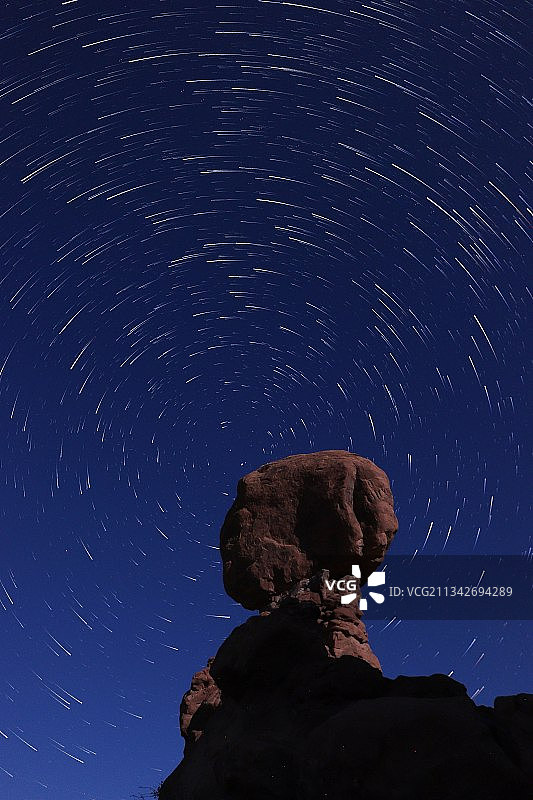 平衡石夜空星迹低角度景观，美国图片素材