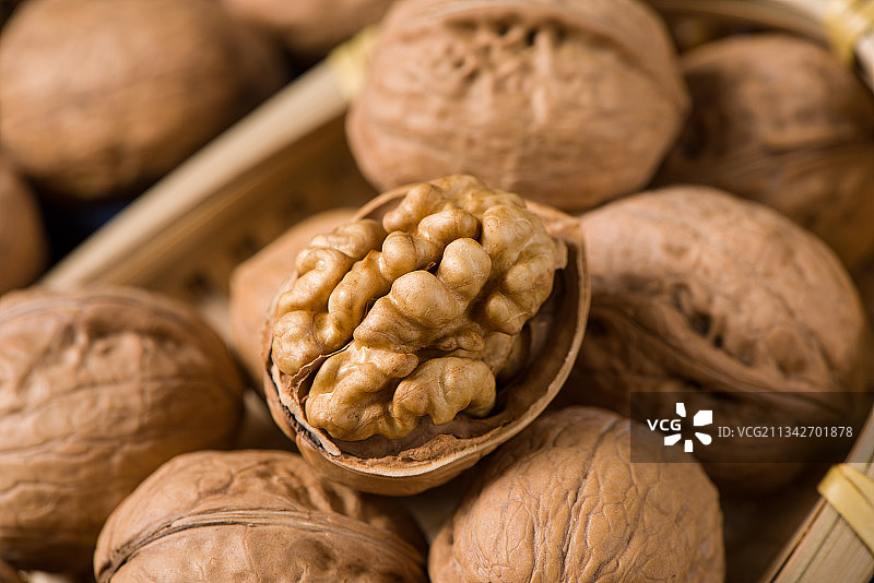 纸皮核桃和核桃仁图片素材