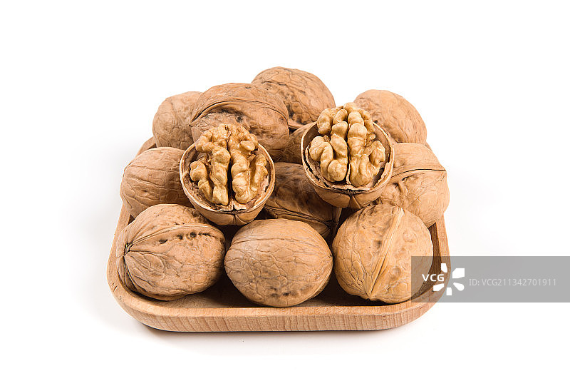 白色背景上的核桃和核桃仁图片素材