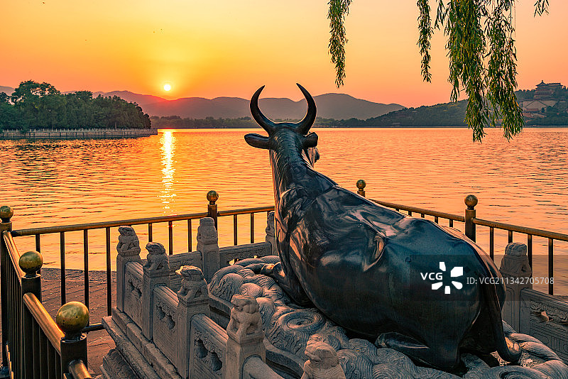 落日余晖颐和园铜牛图片素材