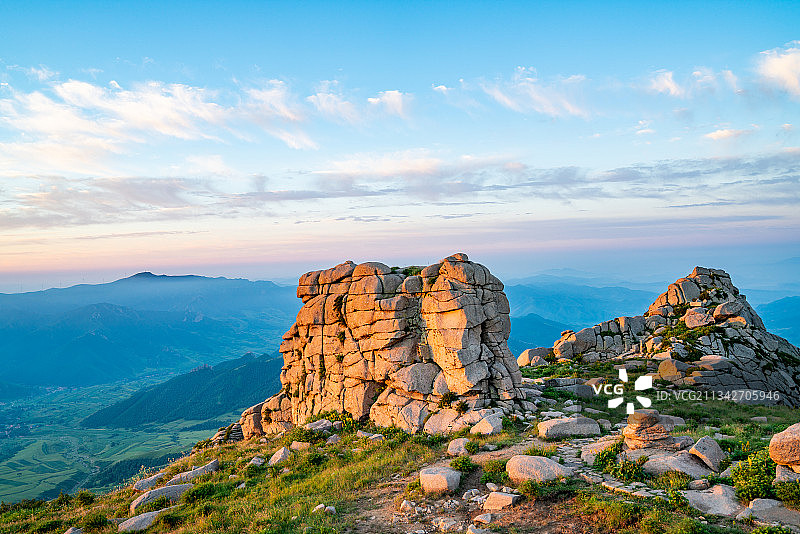 冰川岩石日出时分图片素材