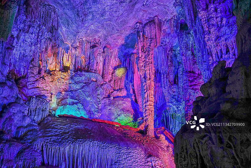 广西桂林芦笛岩溶洞中千姿百态的钟乳石图片素材