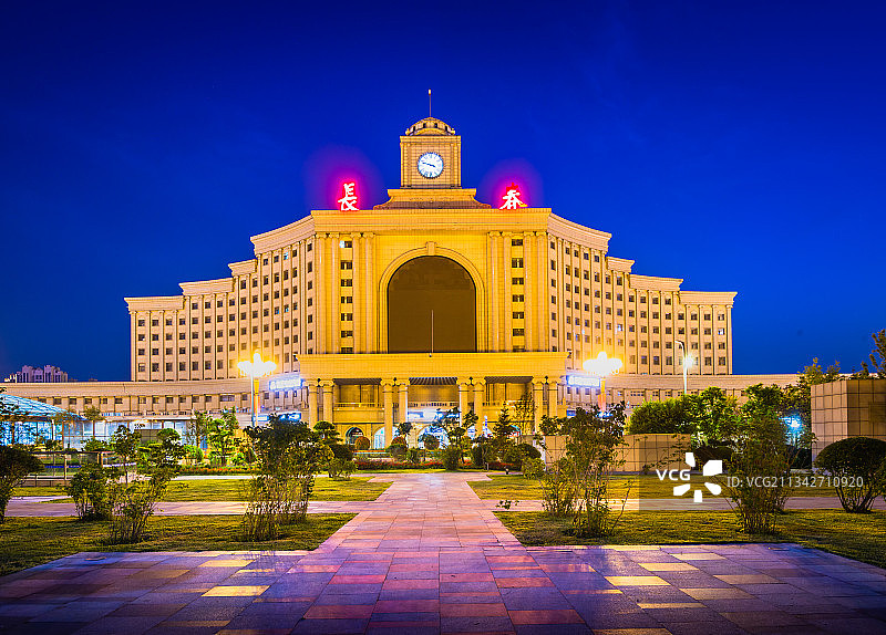 长春火车站站前广场地标建筑汽车广告背景图图片素材