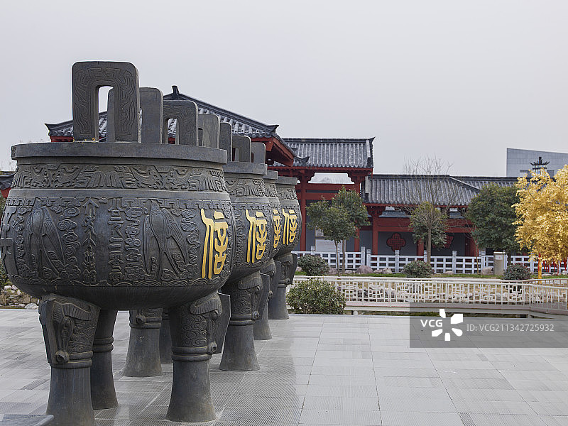 中国河南省商丘市华商文化广场铜鼎图片素材