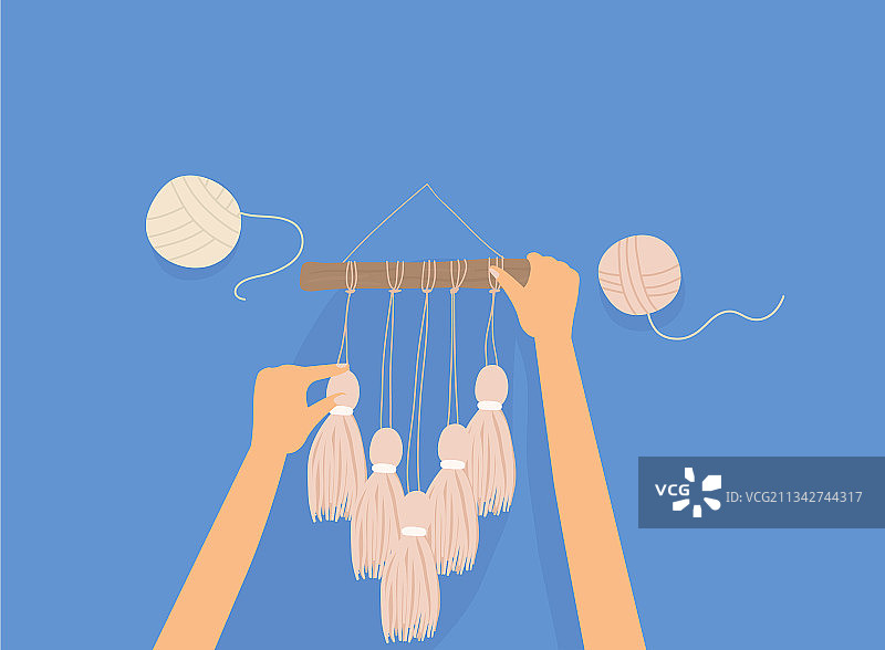 女人在蓝色背景上编织马卡龙花边图片素材