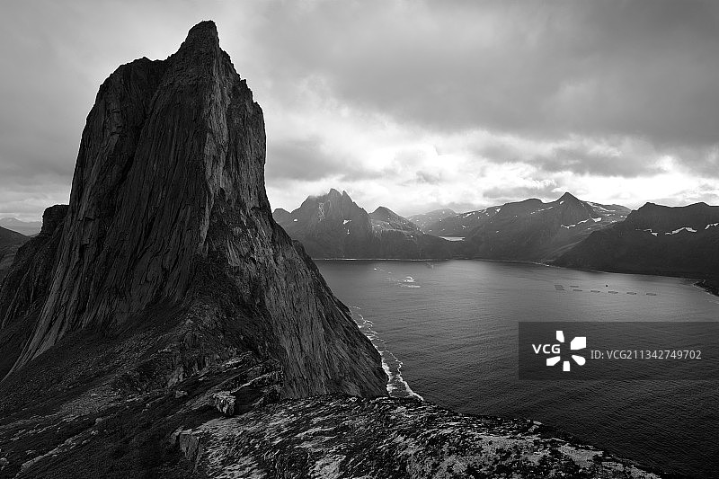 挪威塞尼亚海天山景图片素材