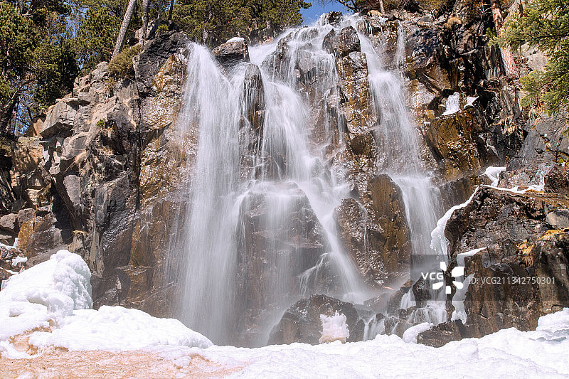 西班牙莱里达埃斯波特森林瀑布风景图片素材