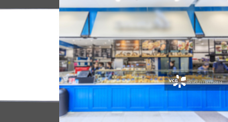 白色空白灯箱广告和模糊的餐饮店图片素材