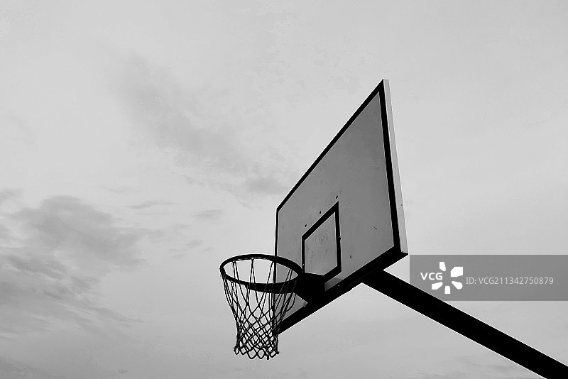 天空下的篮球架低角度景观图片素材