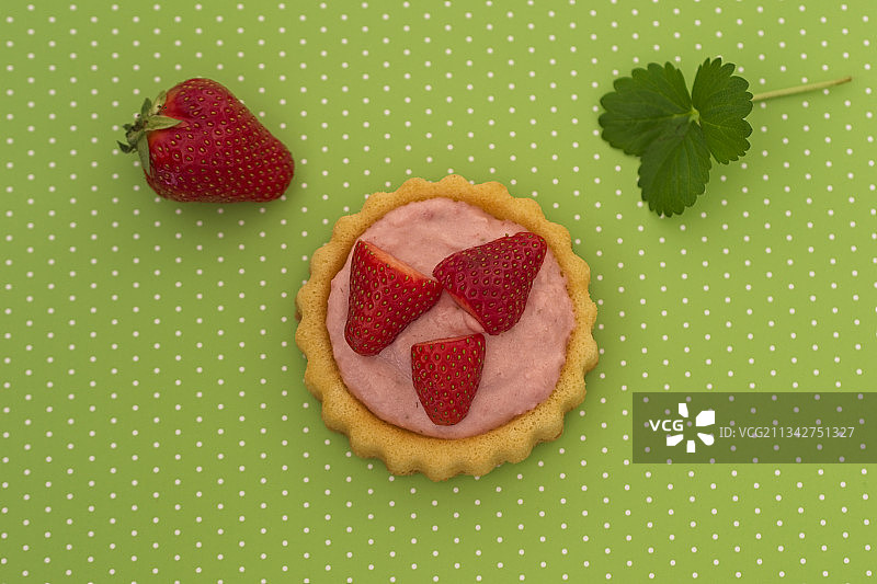 德国桌子上的草莓馅饼高角度视图图片素材
