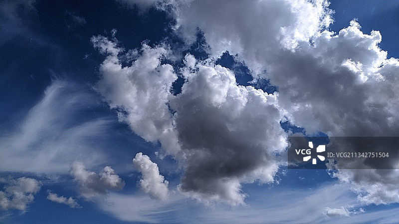 天空中的云的低角度视图图片素材