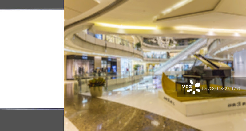 白色空白灯箱广告和模糊的商场内景图片素材