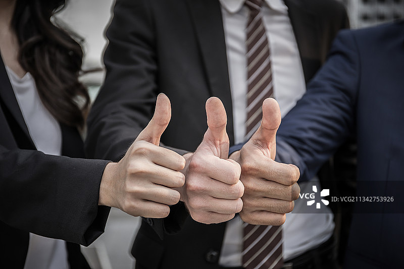 商务人士竖起大拇指的腰部图片素材