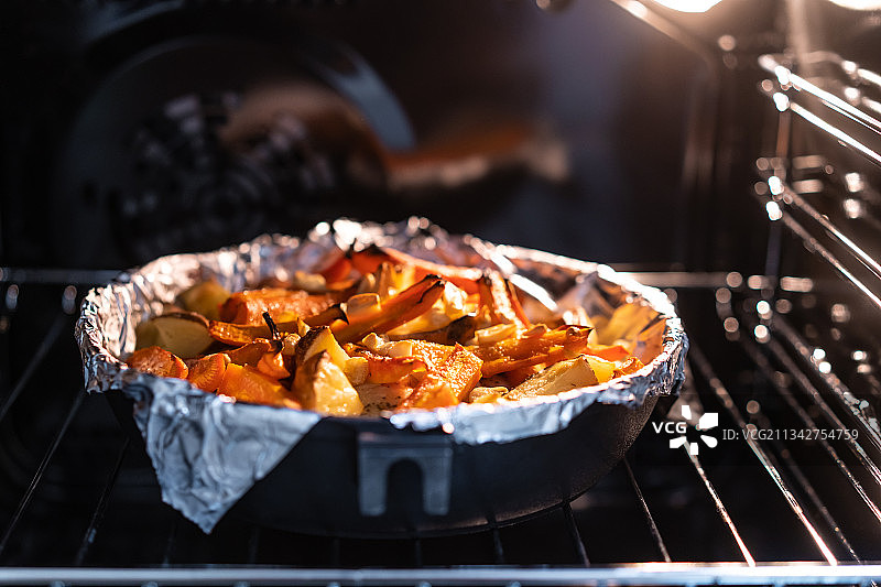 冷却架上容器中食物的特写图片素材