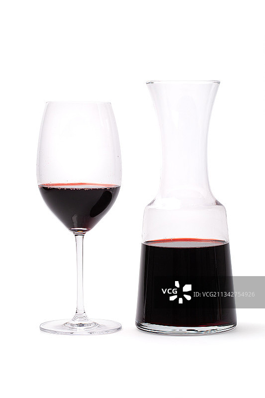 白色背景下的玻璃杯葡萄酒特写图片素材