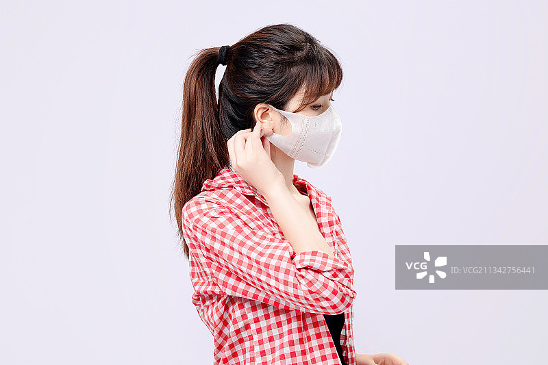 穿着红色衬衫的亚洲美女图片素材
