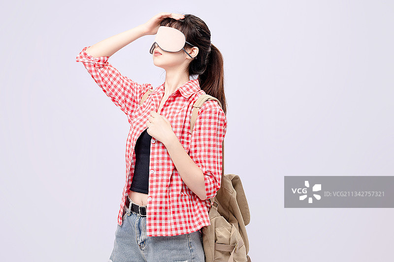 穿着红色衬衫的亚洲美女图片素材