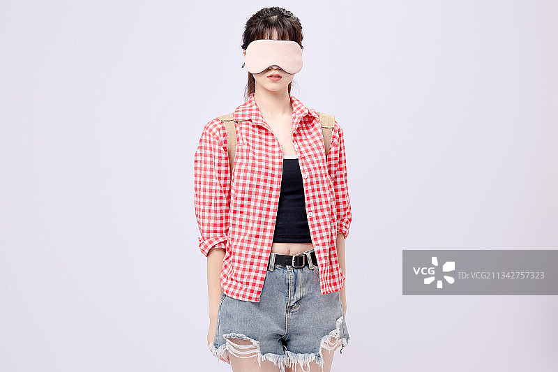 穿着红色衬衫的亚洲美女图片素材