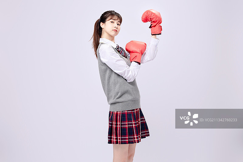 穿着中学校服的亚洲美女图片素材