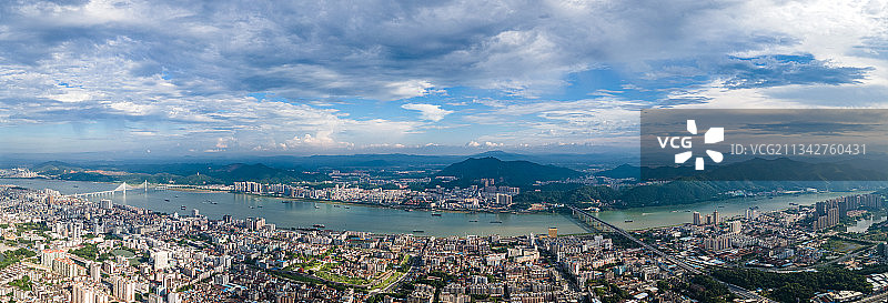 广东省肇庆市城市风光天际线全景图片素材