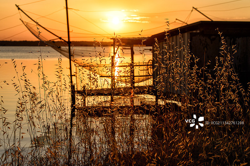 日落时分意大利拉文纳Pialassa Baiona湖泊的迷人景色图片素材