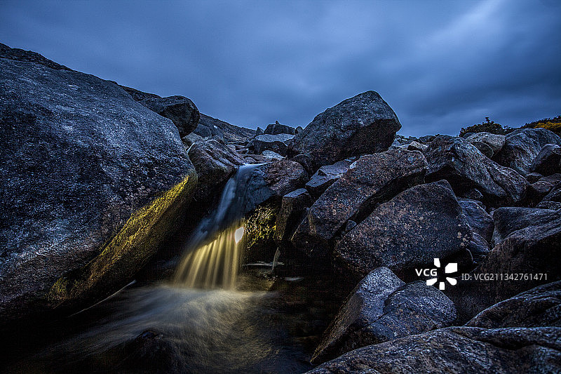 爱尔兰天空下的瀑布景色图片素材