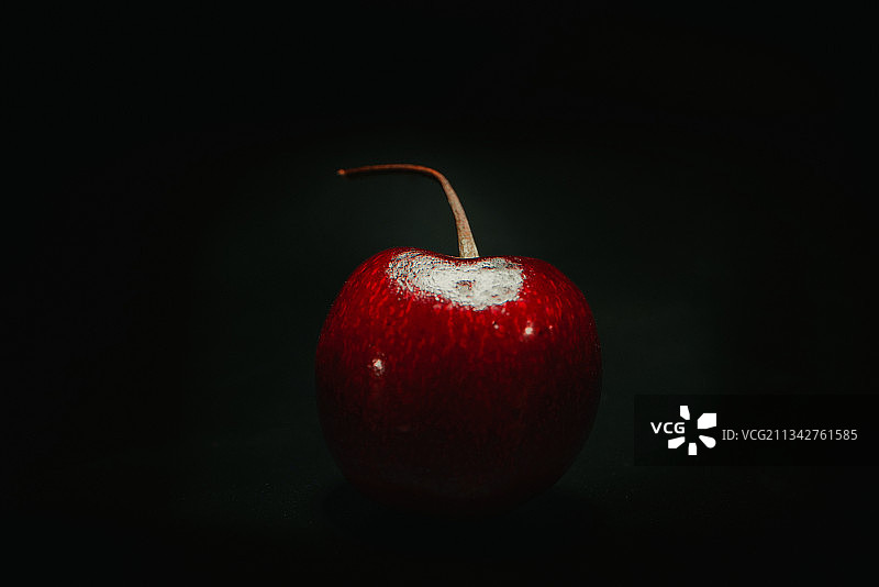 黑色背景下的苹果特写图片素材