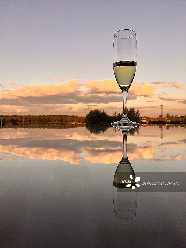 日落时分，桌面葡萄酒杯特写图片素材