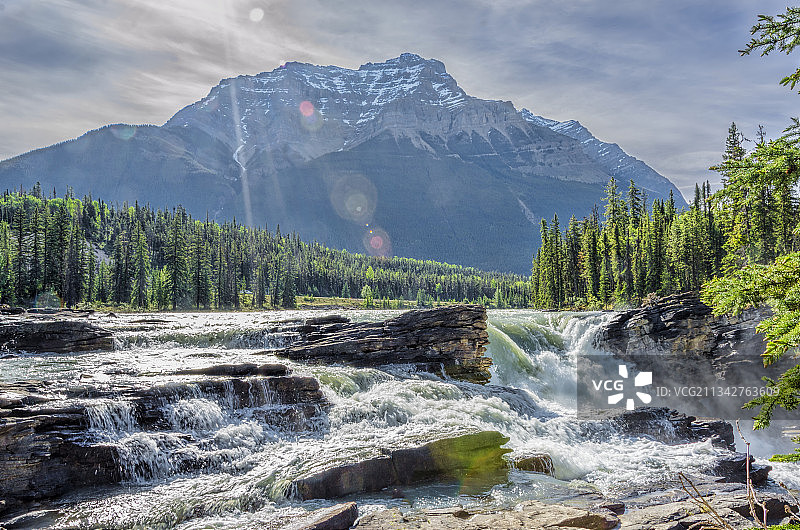加拿大阿萨巴斯卡瀑布森林岩石间的河流美景图片素材