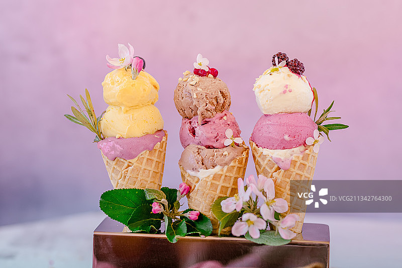 桌子上碗里的冰淇淋特写，拉脱维亚德维特图片素材