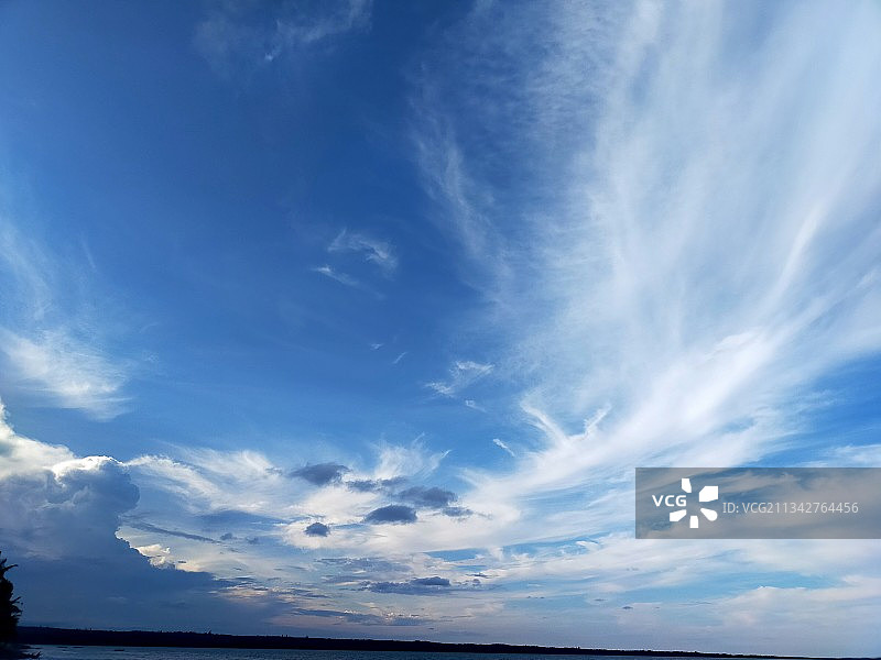 菲律宾的蓝色天空下的海景图片素材