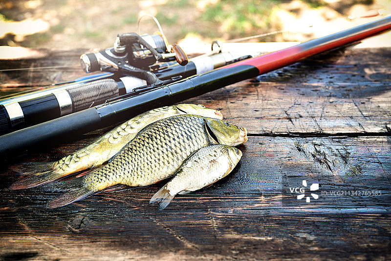 木桌上的钓鱼竿特写图片素材