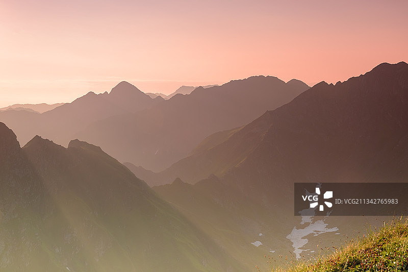 日落时分，罗马尼亚卡普拉湖的山脉美景图片素材