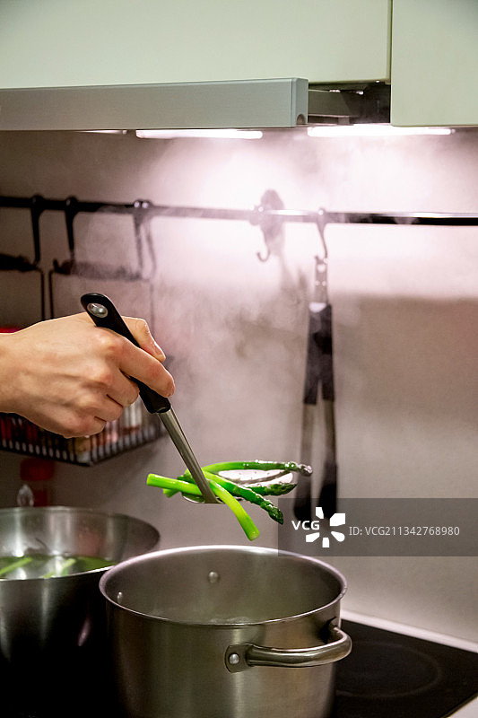 在厨房准备食物的女子图片素材