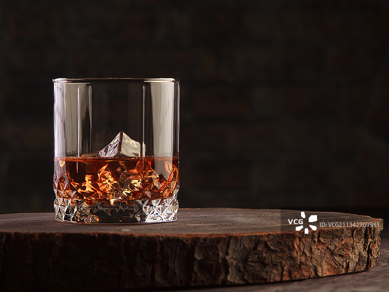 桌上威士忌酒杯特写图片素材