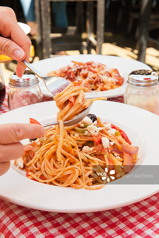 在加拿大不列颠哥伦比亚省温哥华餐厅用餐的女人手部特写图片素材