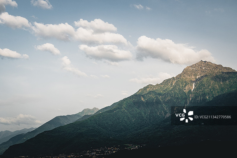 意大利科莫湖格拉韦多纳联合镇的山景图片素材