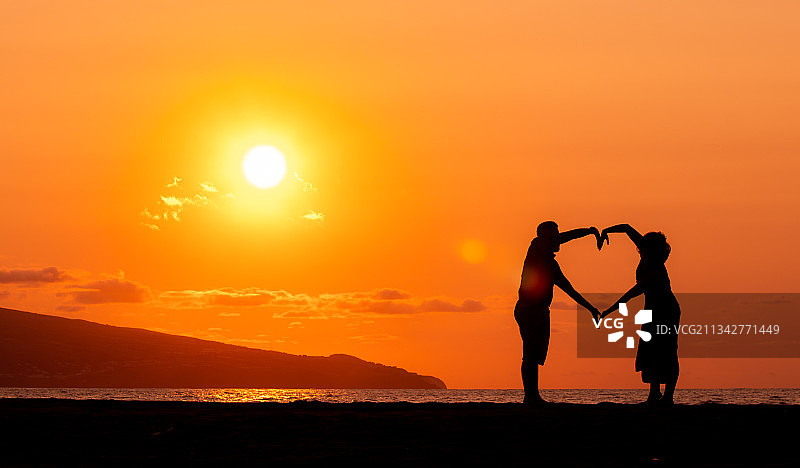 葡萄牙海滩日落时分，情侣剪影图片素材