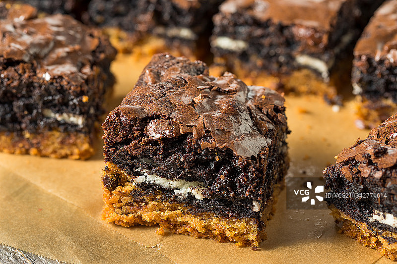 桌上蛋糕的特写镜头图片素材