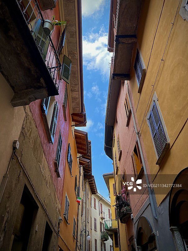 建筑物对天空的低角度视图图片素材