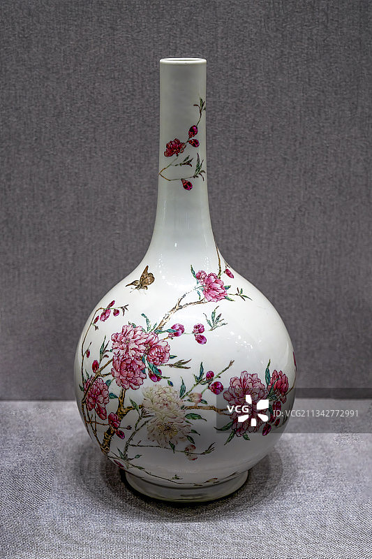 清雍正粉彩桃树蝴蝶图直颈瓶图片素材