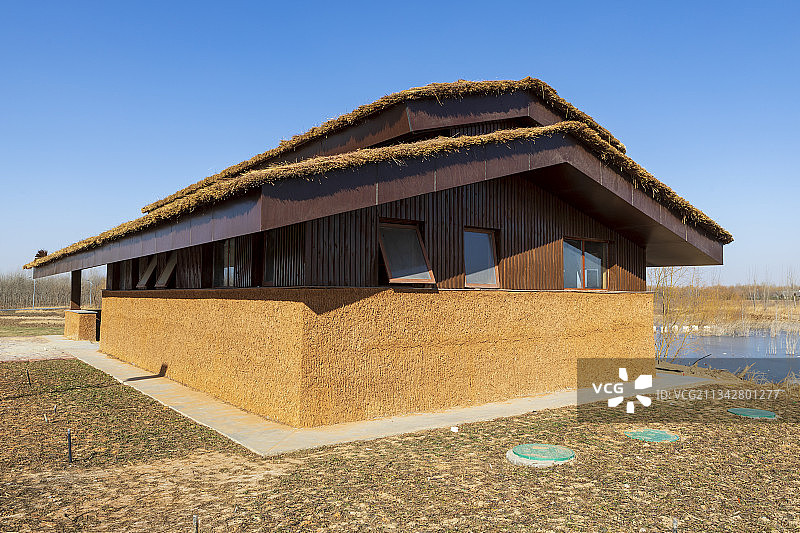 房子、景区、冬日、茅草屋、蓝天、枯草图片素材